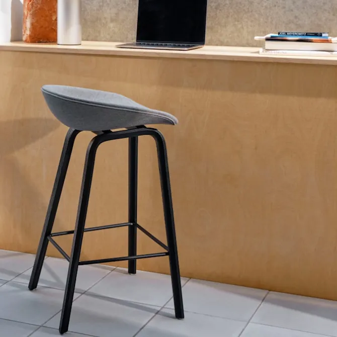 About a Stool AAS33 barstol High Black Oak