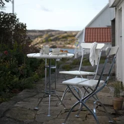 Bryggeriserie spisestue med trebent bord og 2 bryggeristoler