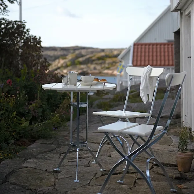 Bryggeriserie spisestue med trebent bord og 2 bryggeristoler