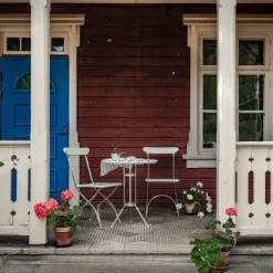 Bryggeriserie spisestue med trebent bord og 2 bryggeristoler