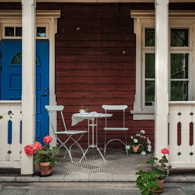 Bryggeriserie spisestue med trebent bord og 2 bryggeristoler