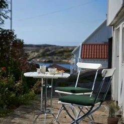 Bryggeriserie spisestue med trebent bord og 2 bryggeristoler