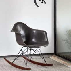 Eames Fiberglass Armchair RAR gyngestol White/Dark Maple