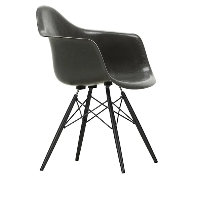 Eames Fiberglass Armchair DAW lenestol Black Maple