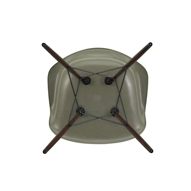 Eames Fiberglass Armchair DAW lenestol Black Maple