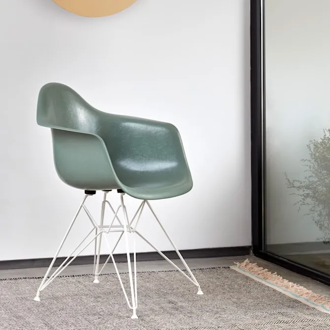 Eames Fiberglass Armchair DAR rammestol Basic Dark