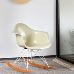 Eames Fiberglass Armchair RAR gyngestol White/Golden Maple