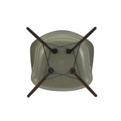 Eames Fiberglass Armchair DAW lenestol Dark Maple