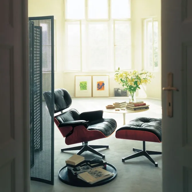 Eames Lounge Chair & Ottoman kirsebærpolert base