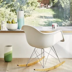 Eames RE Plastic Armchair RAR gyngestol White/Golden Maple