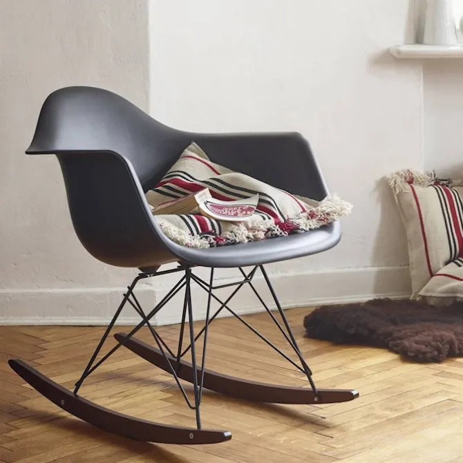 Eames RE Plastic Armchair RAR gyngestol White/Dark Maple