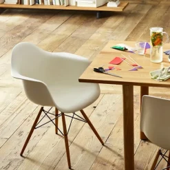 Eames RE Plastic Armchair DAW spisestuestol Dark Maple