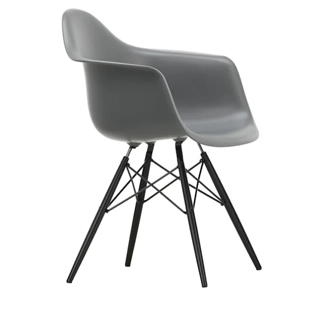 Eames RE Plastic Armchair DAW spisestuestol Black Maple