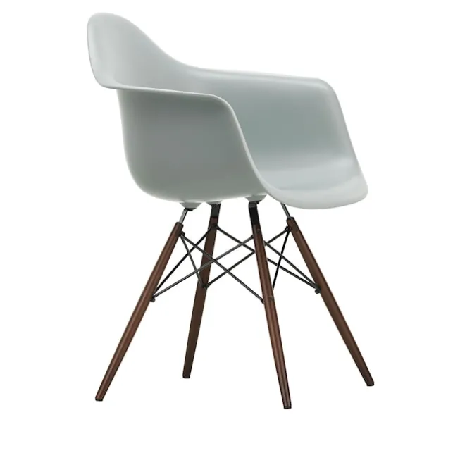 Eames RE Plastic Armchair DAW spisestuestol Dark Maple
