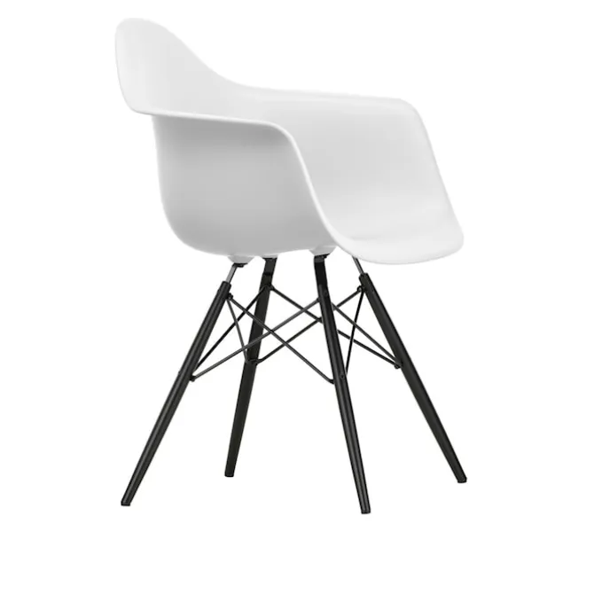 Eames RE Plastic Armchair DAW spisestuestol Black Maple