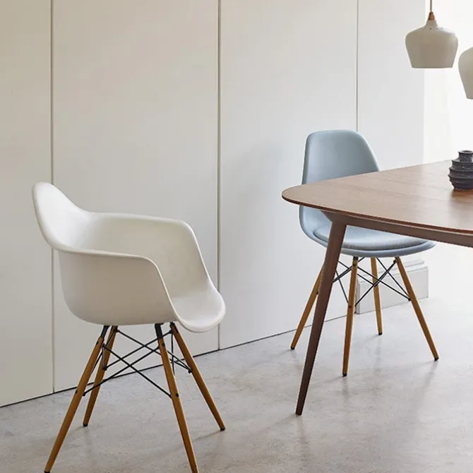 Eames RE Plastic Armchair DAW spisestuestol Black Maple