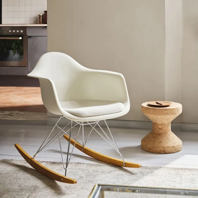 Eames RE Plastic Armchair RAR gyngestol Chrome/Dark Maple