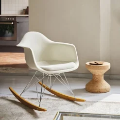 Eames RE Plastic Armchair RAR gyngestol Chrome/Dark Maple