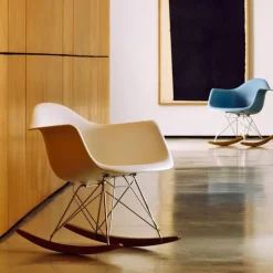Eames RE Plastic Armchair RAR gyngestol White/Golden Maple