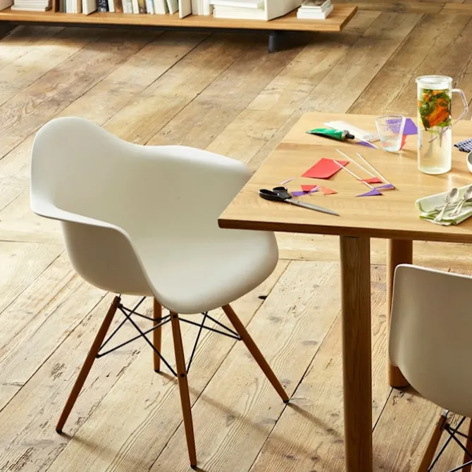 Eames RE Plastic Armchair DAW spisestuestol Black Maple