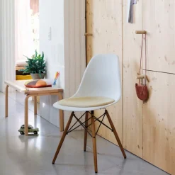 Eames RE Plastic Chair DSW stol Black Maple