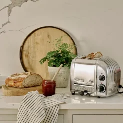 Klassisk brødrister vannkoker og toaststativ