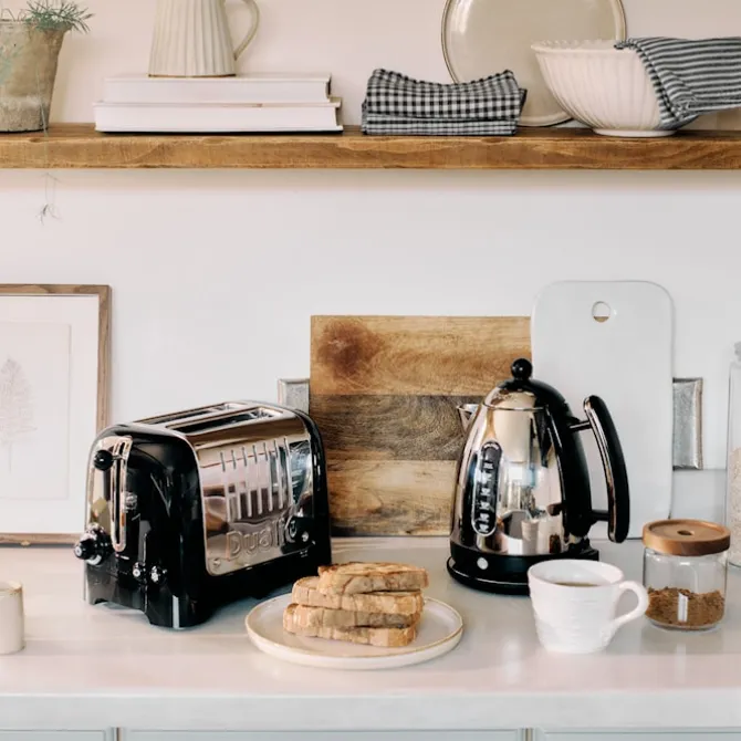 Liten brødrister vannkoker og toaststativ