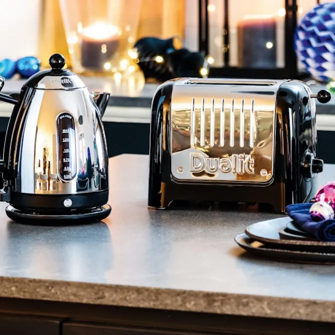 Liten brødrister vannkoker og toaststativ