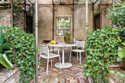 Multiplo 4134 kvadratisk bord 118x118cm med stor kvadratisk base R25cm