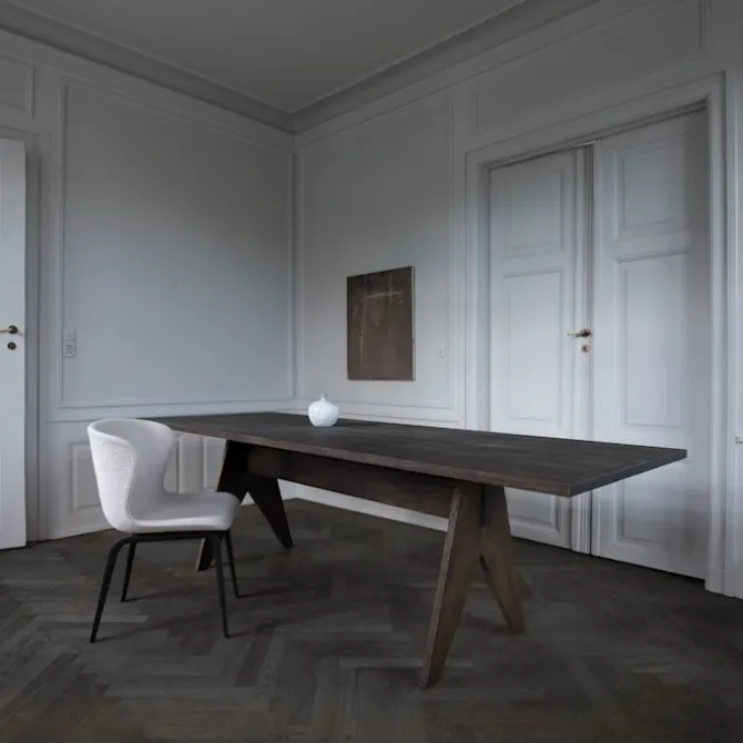 Pose Dining Table
