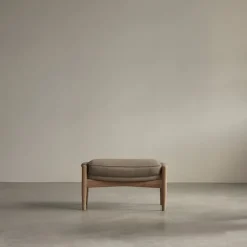 The Seal fotskammel valnøtt